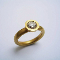 Ring 18 kt. guld med brillant 0,75 ct.